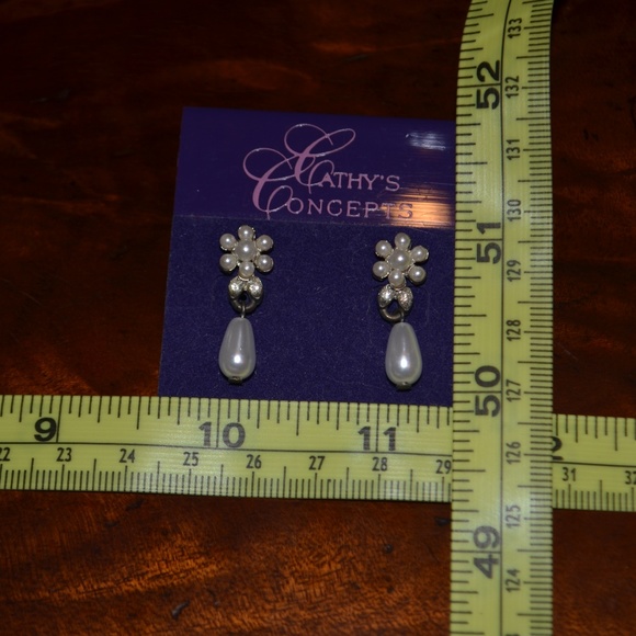 Cathy's Concepts faux pearl drop pierced earrings - Picture 2 of 2